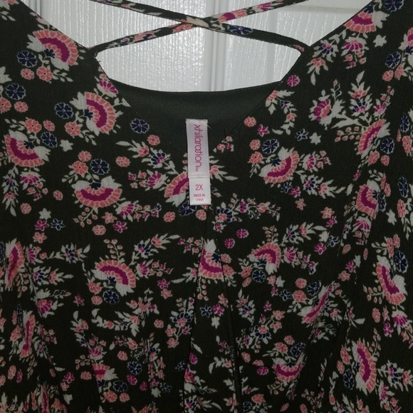 Floral Romper with open shoulders - Picture 4 of 5